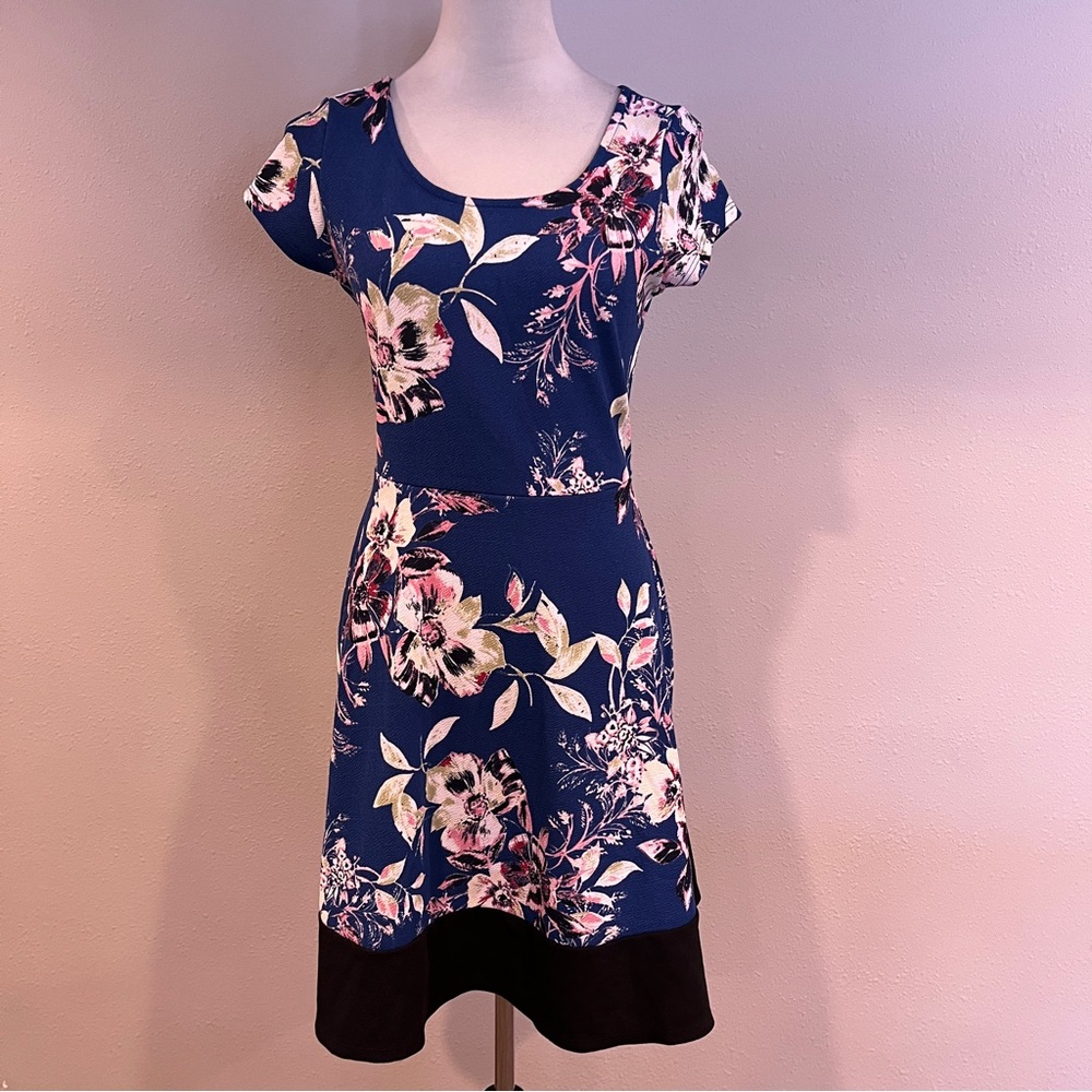 Gilli Floral blue short sleeve stretchy mini Dress size large‎
